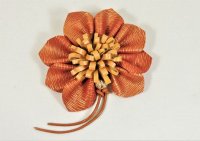 Leren broche