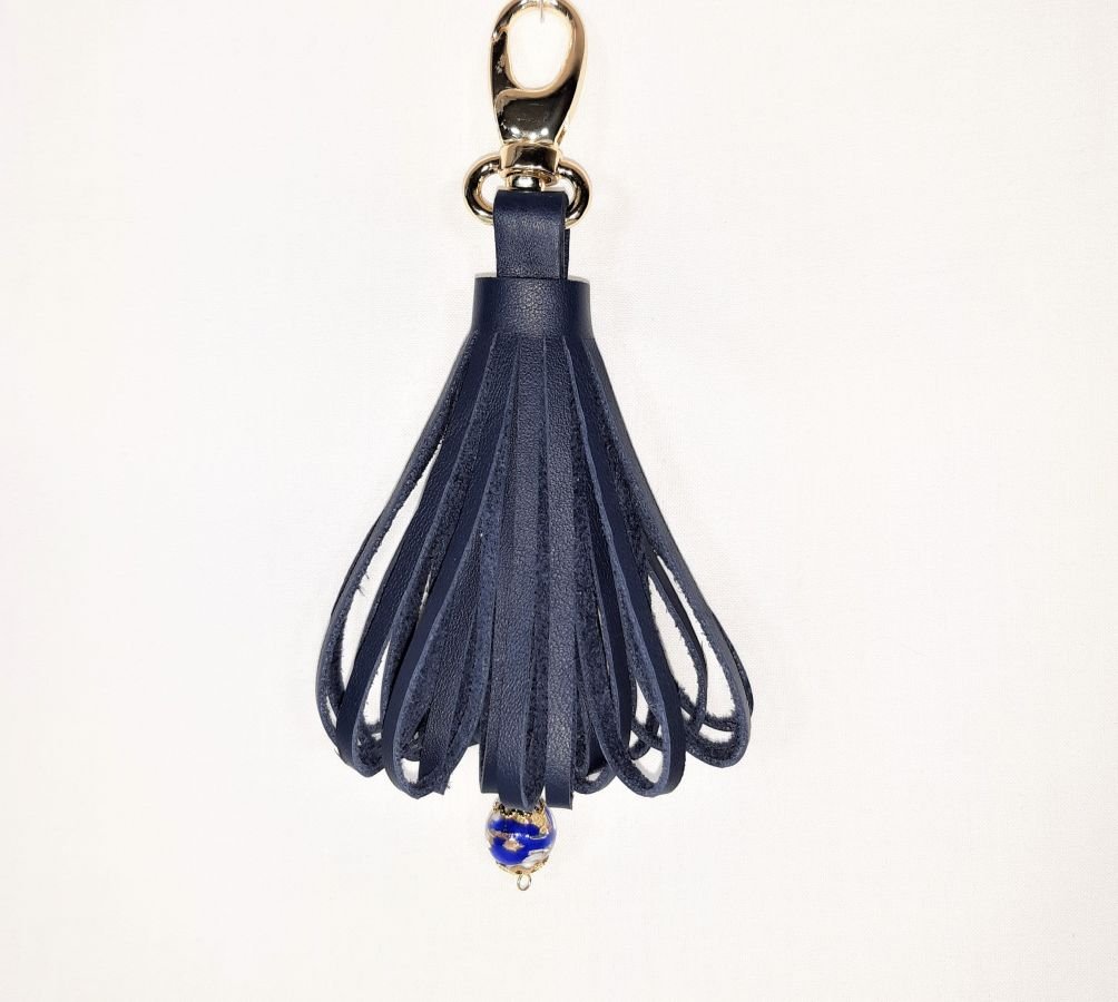  Bijou de sac pompon cuir de vachette coloris bleu marine bille Murano..