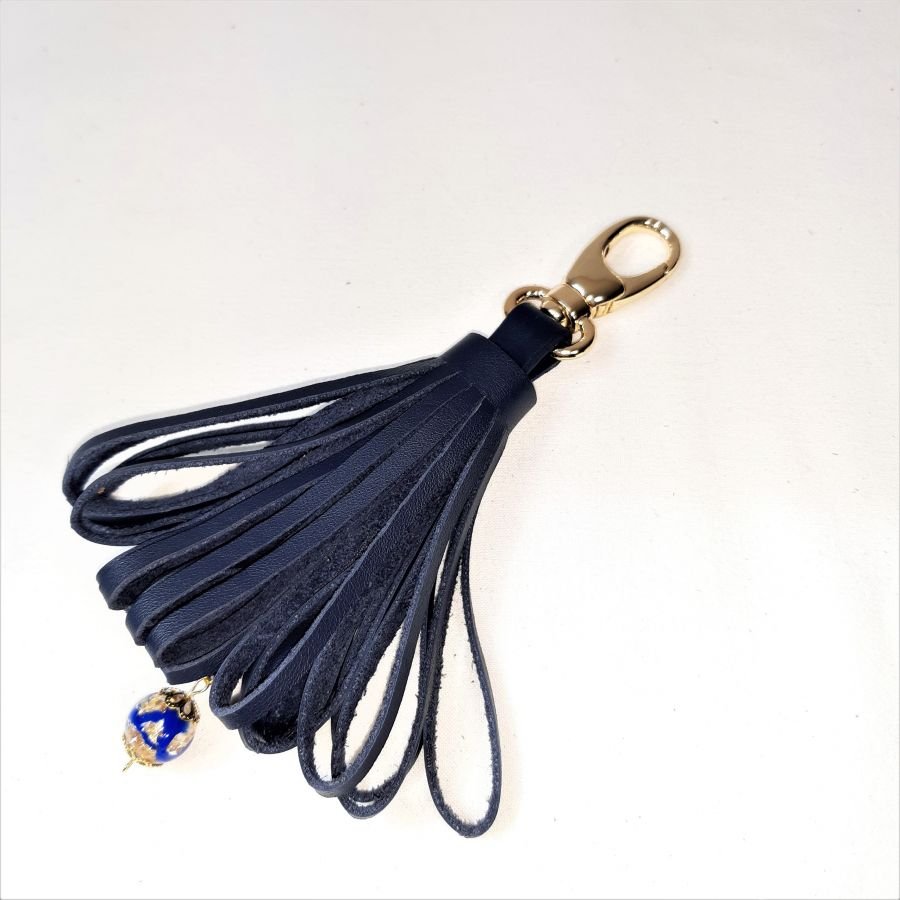  Bijou de sac pompon cuir de vachette coloris bleu marine bille Murano..