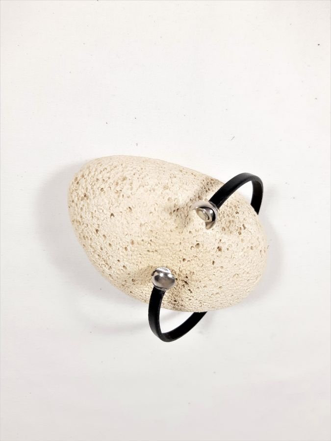 Runderleren armband zwart met magnetische sluiting voetbal.