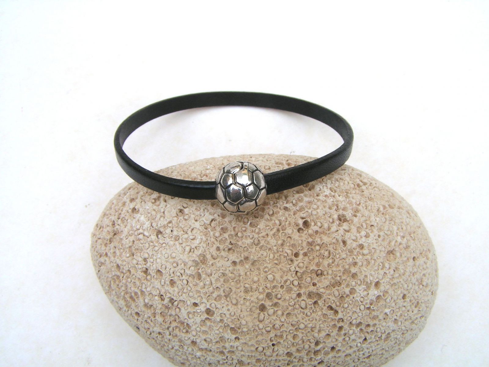 Runderleren armband zwart met magnetische sluiting voetbal.