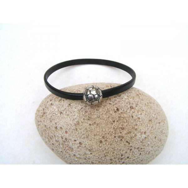 Runderleren armband zwart met magnetische sluiting voetbal.