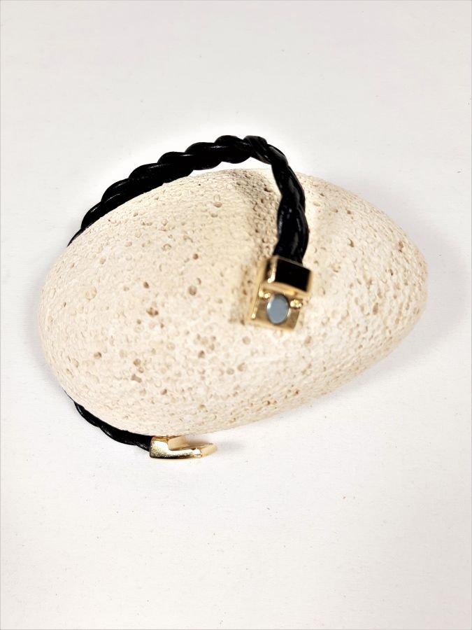 Zwarte rundsleren armband met gouden magnetische sluiting