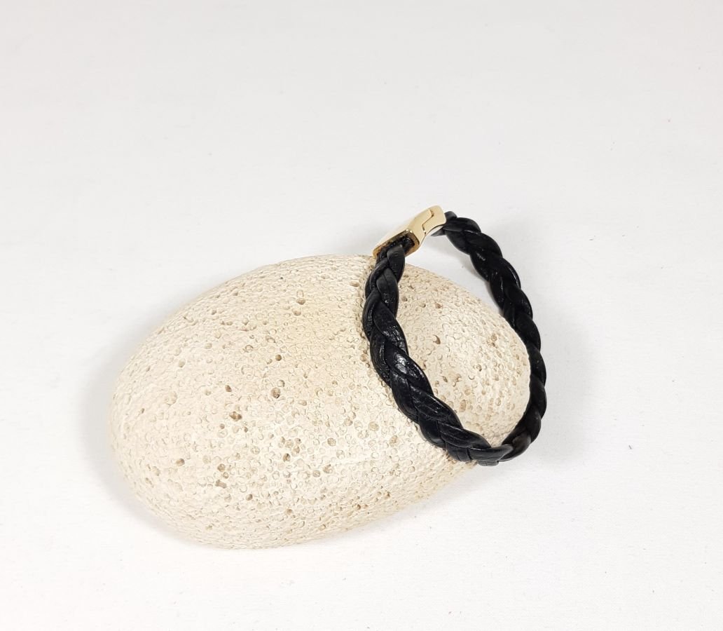 Zwarte rundsleren armband met gouden magnetische sluiting