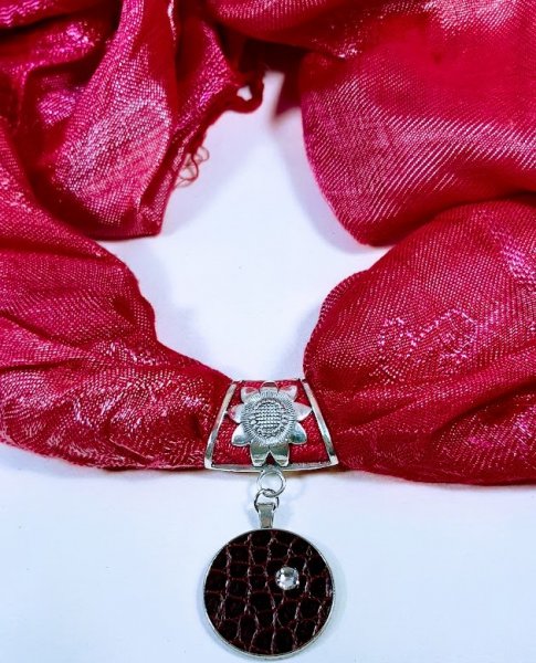 Bijou de foulard avec cuir