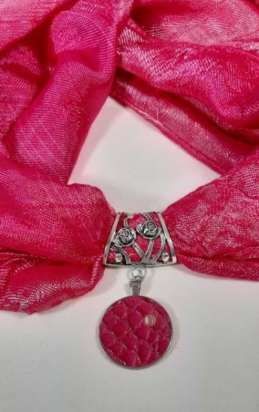 Bijou de foulard avec cuir