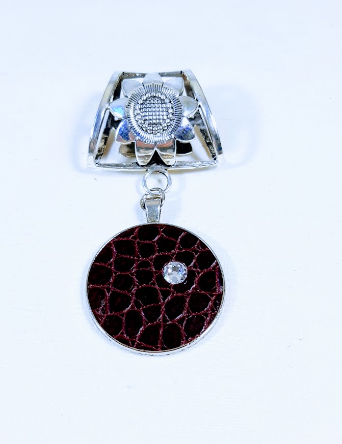 Bijou de foulard avec cuir