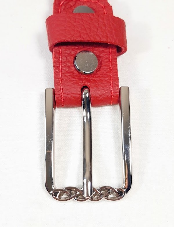Ceinture pour Elle, en cuir rouge et boucle coloris argent vieilli.