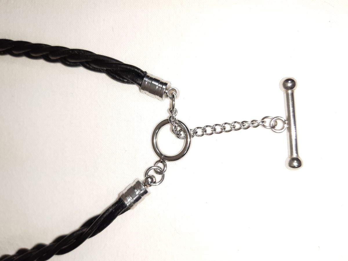 Valentijnsdag! Gevlochten leren ketting en antiek zilveren metalen hanger.