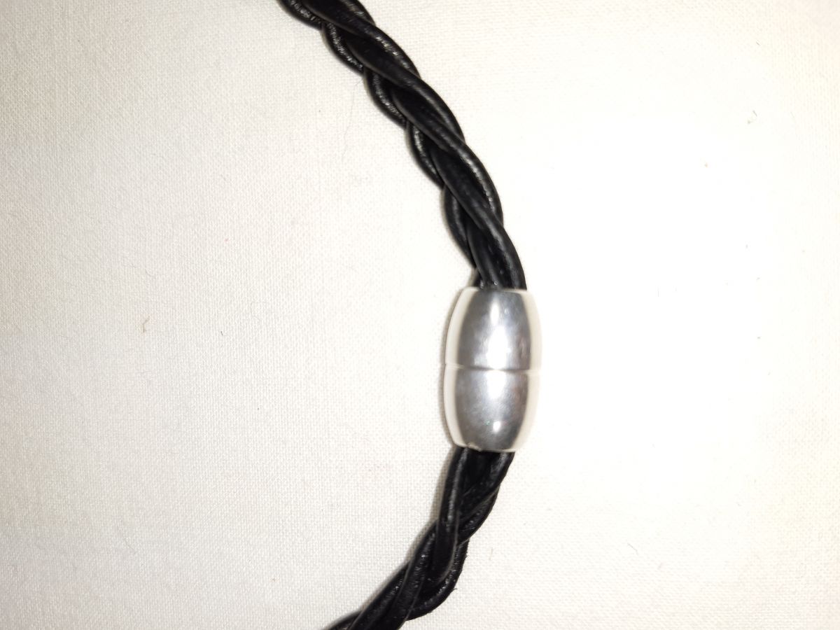 Gevlochten leren ketting en antiek zilveren metalen hanger