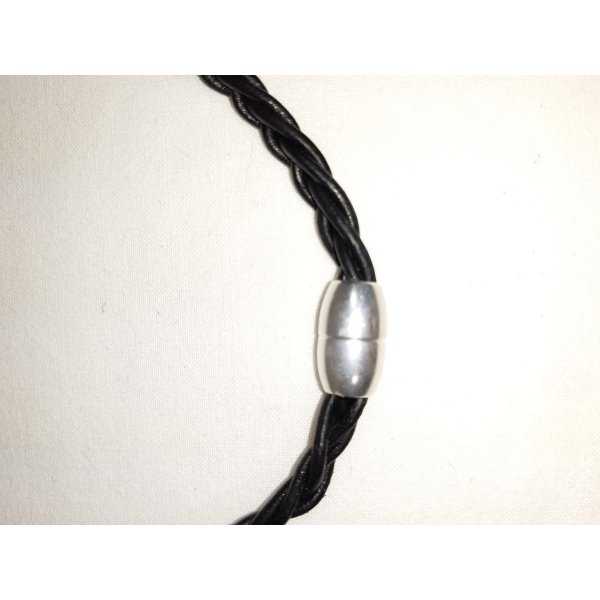 Gevlochten leren ketting en antiek zilveren metalen hanger