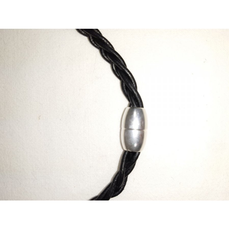 Gevlochten leren ketting en antiek zilveren metalen hanger
