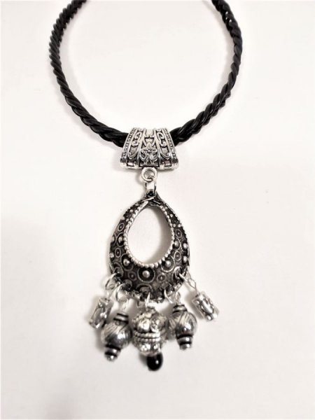 Valentijnsdag! Gevlochten leren ketting en antiek zilveren metalen hanger.