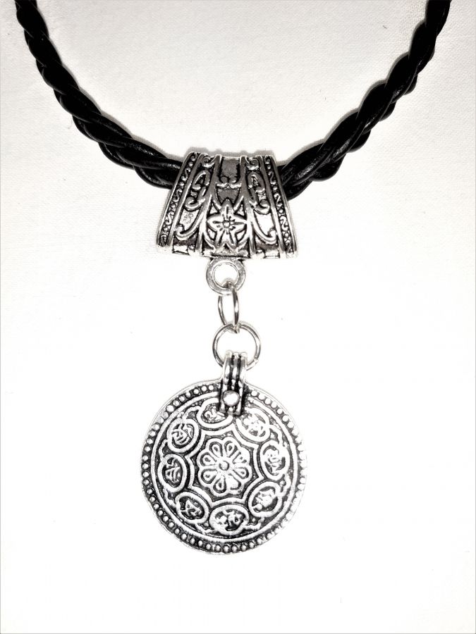 Gevlochten leren ketting en antiek zilveren metalen hanger