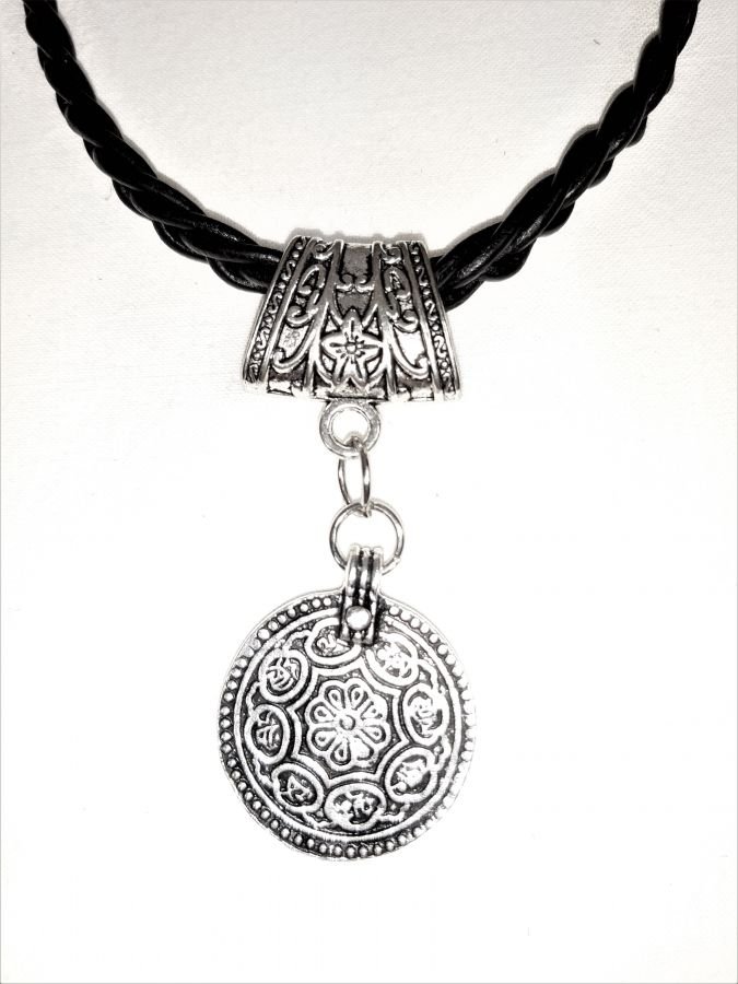 Gevlochten leren ketting en antiek zilveren metalen hanger