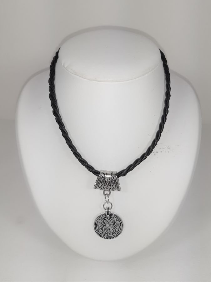 Gevlochten leren ketting en antiek zilveren metalen hanger