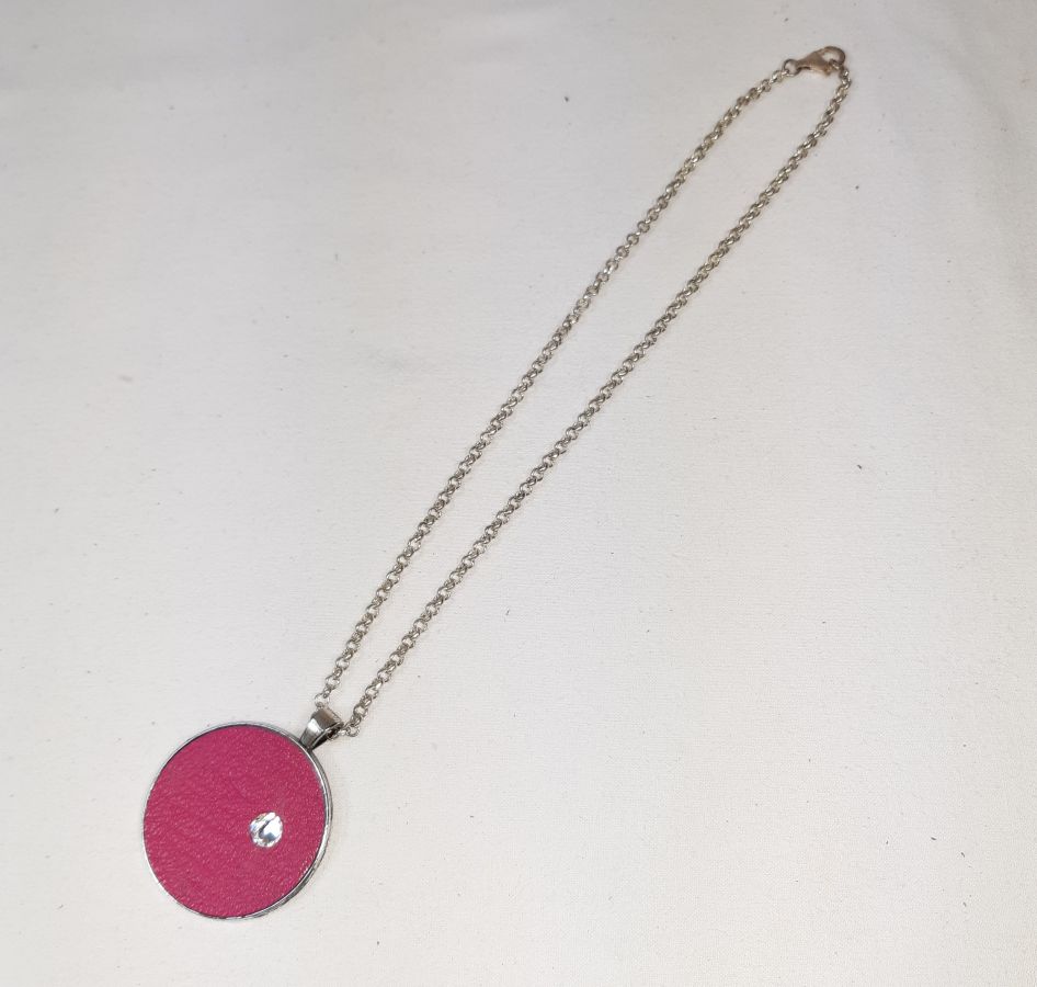 Leren en swaroski kristallen medaillon in fushia roze
