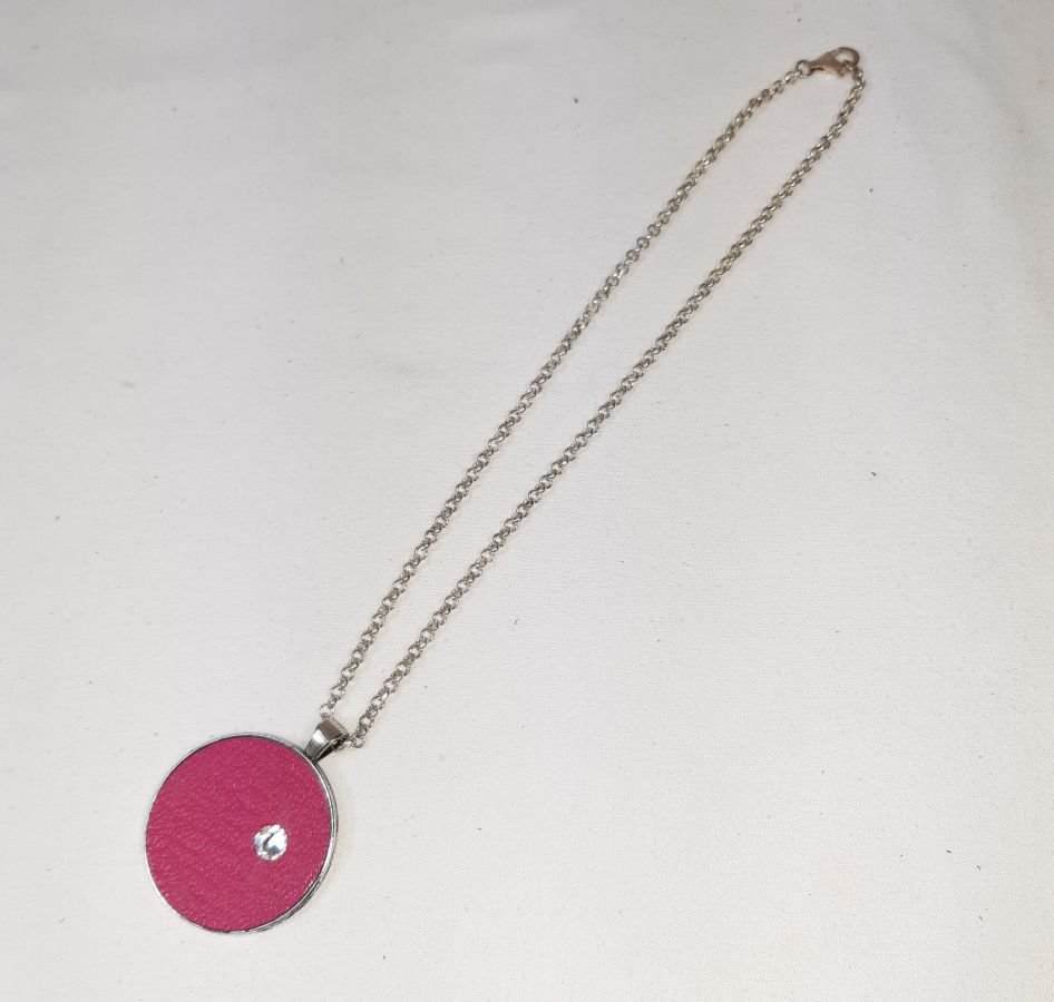 Leren en swaroski kristallen medaillon in fushia roze