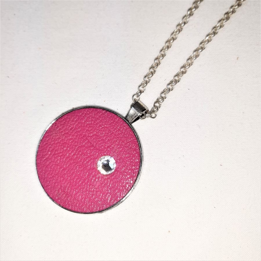 Leren en swaroski kristallen medaillon in fushia roze