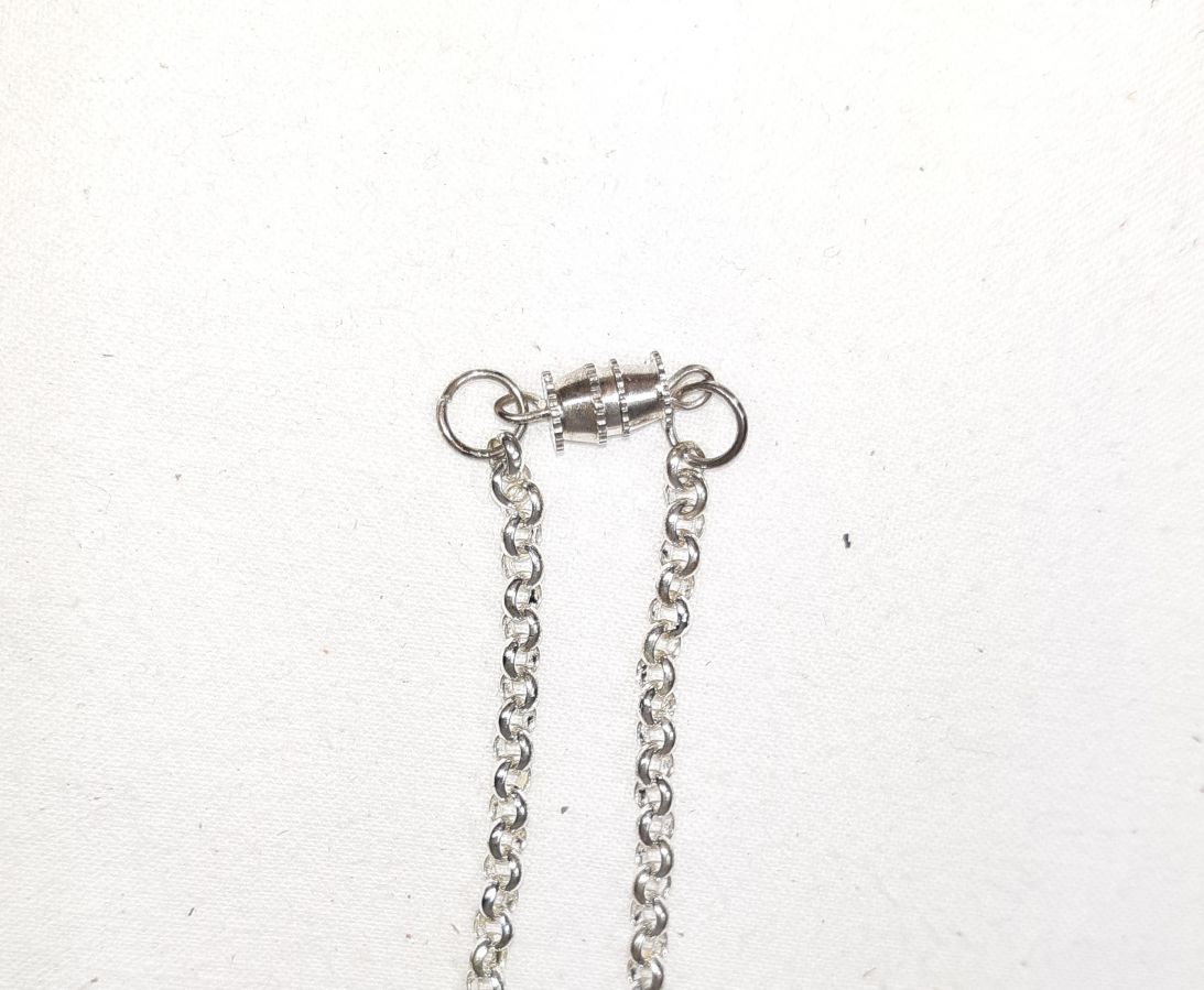 Messing en blauw lederen hanger met lapis lazuli cabochon.