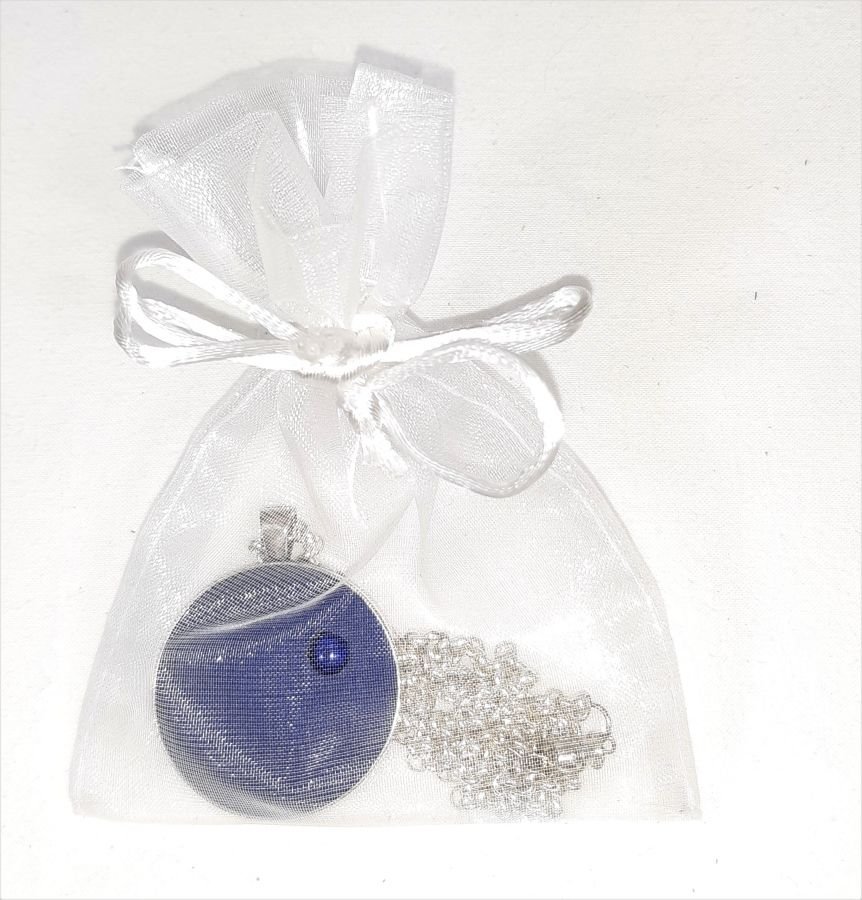 Messing en blauw lederen hanger met lapis lazuli cabochon.