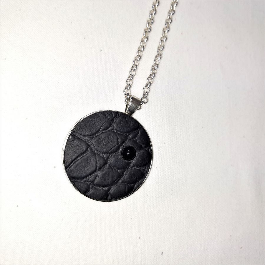 Messing en zwart lederen hanger, natuursteen cabochon onyx.