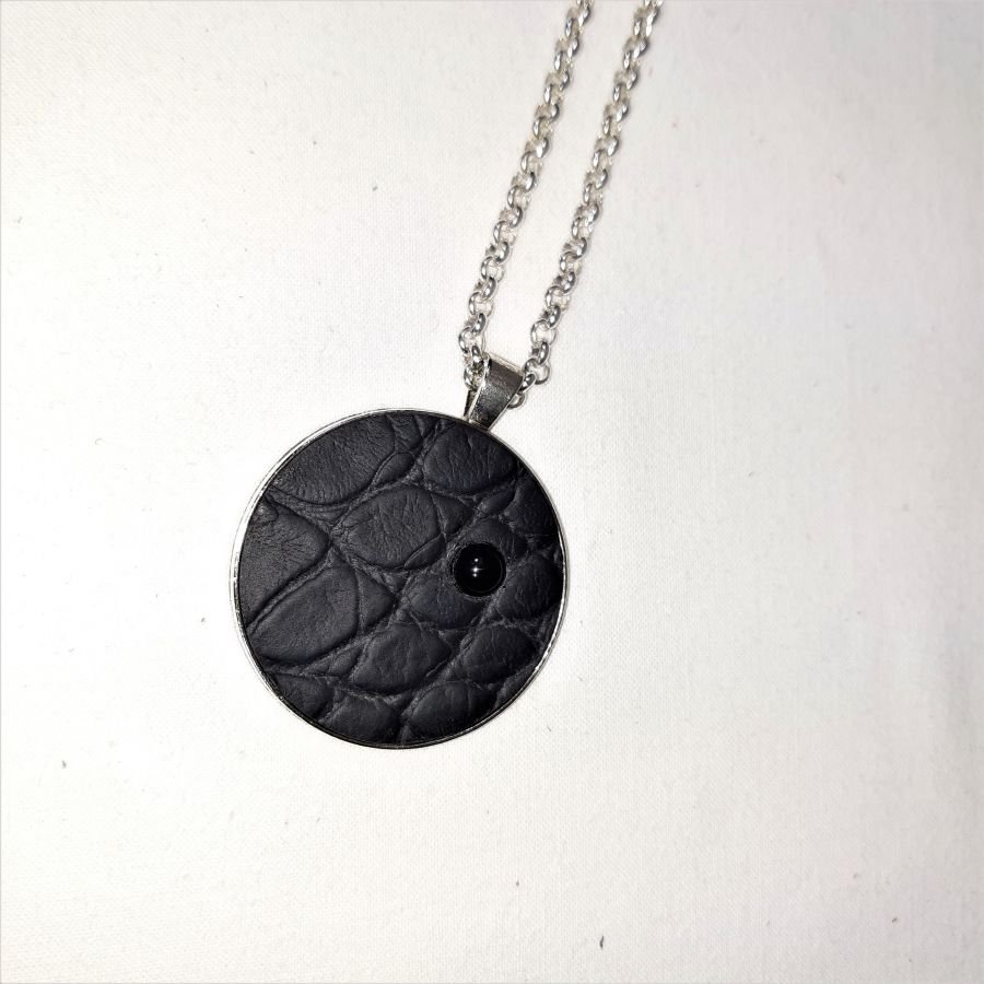 Messing en zwart lederen hanger, natuursteen cabochon onyx.