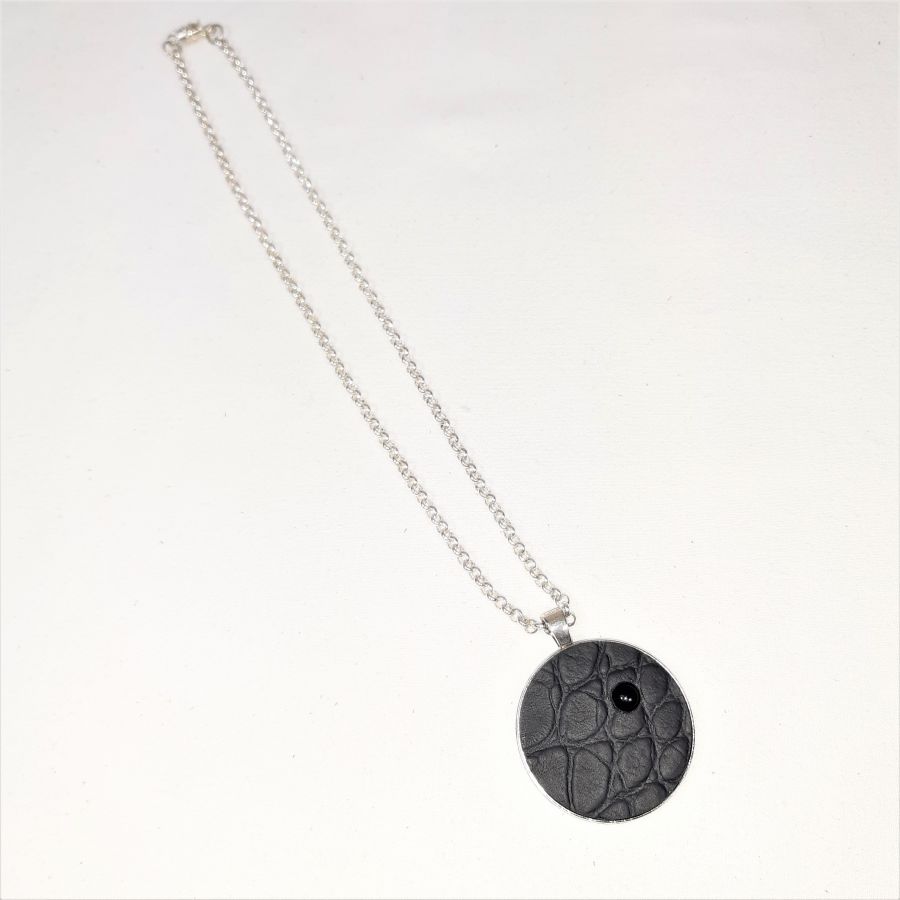 Messing en zwart lederen hanger, natuursteen cabochon onyx.