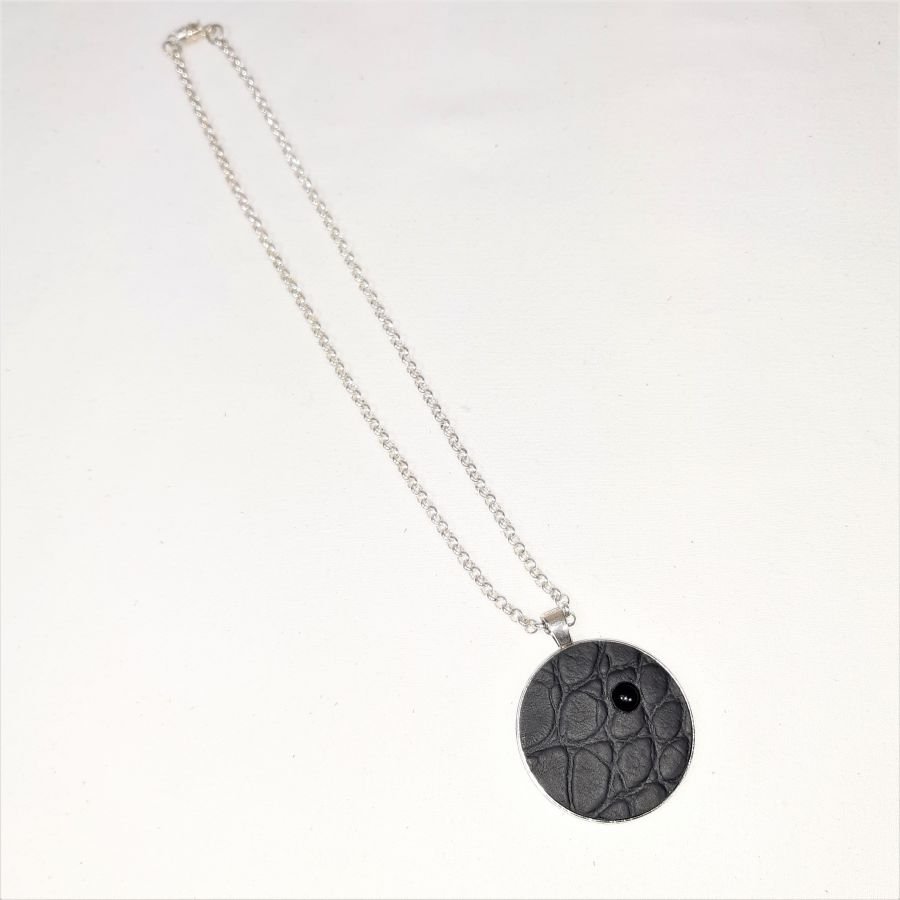 Messing en zwart lederen hanger, natuursteen cabochon onyx.