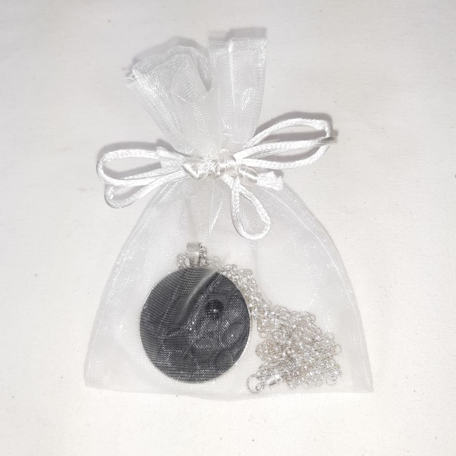 Messing en zwart lederen hanger, natuursteen cabochon onyx.