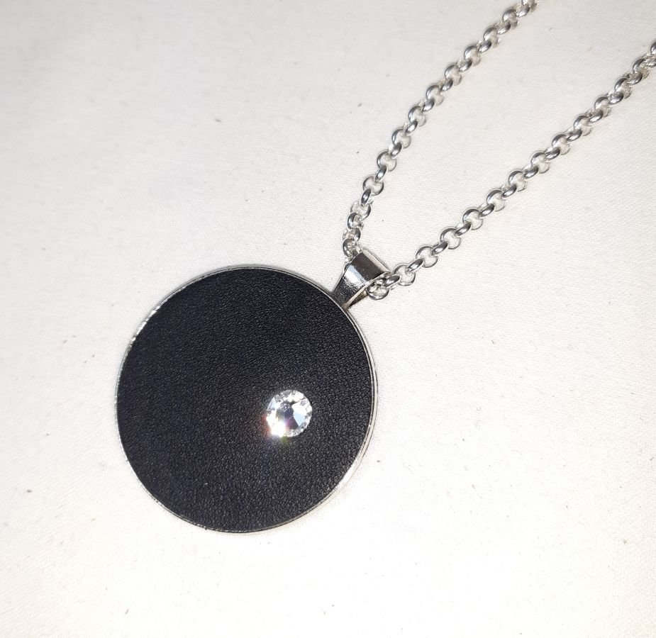 Messing en zwart lederen hanger met swarowski kristal
