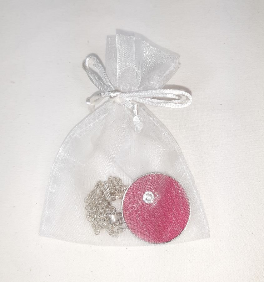 Messing en roze lederen hanger, natuursteen cabochon rozenkwarts.