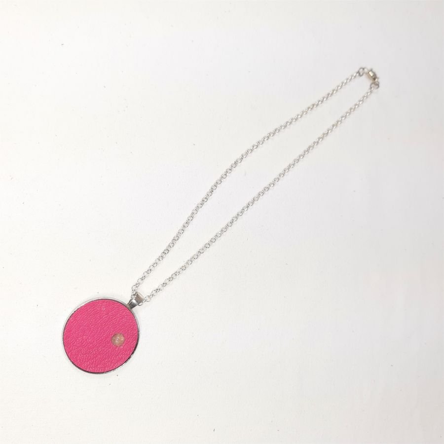 Messing en roze lederen hanger, natuursteen cabochon rozenkwarts.