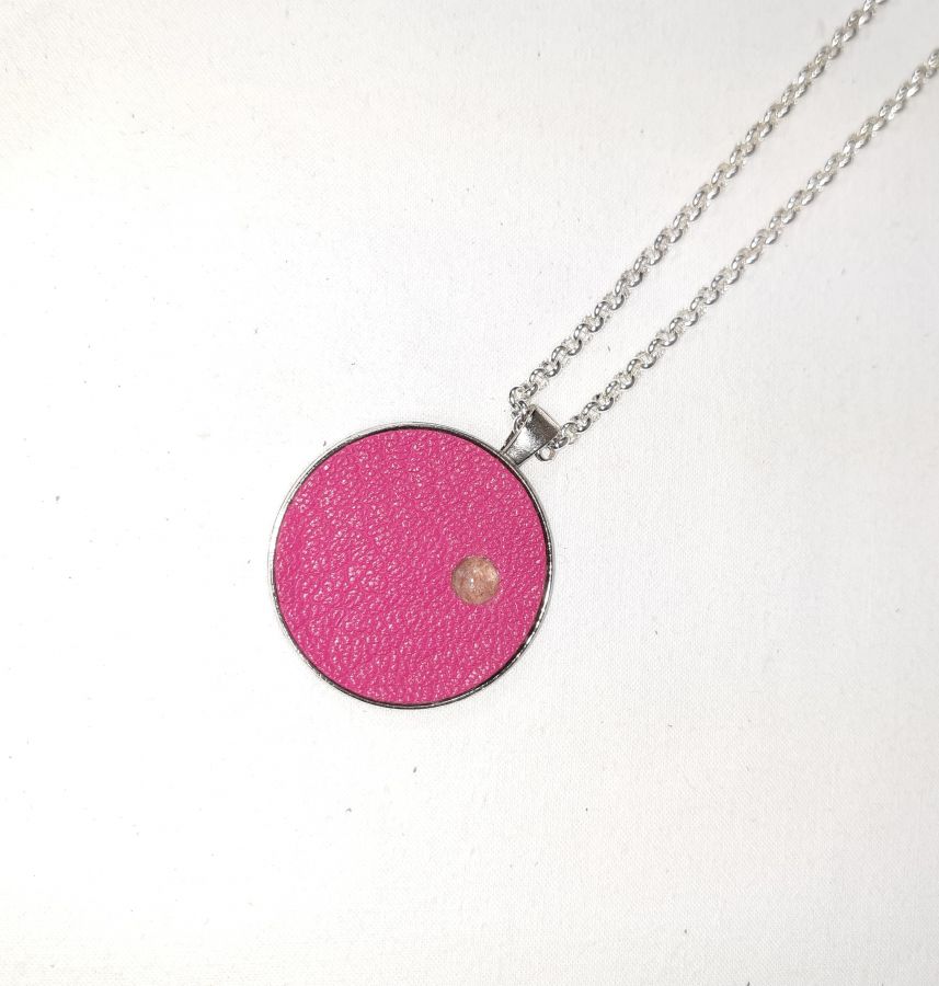 Messing en roze lederen hanger, natuursteen cabochon rozenkwarts.