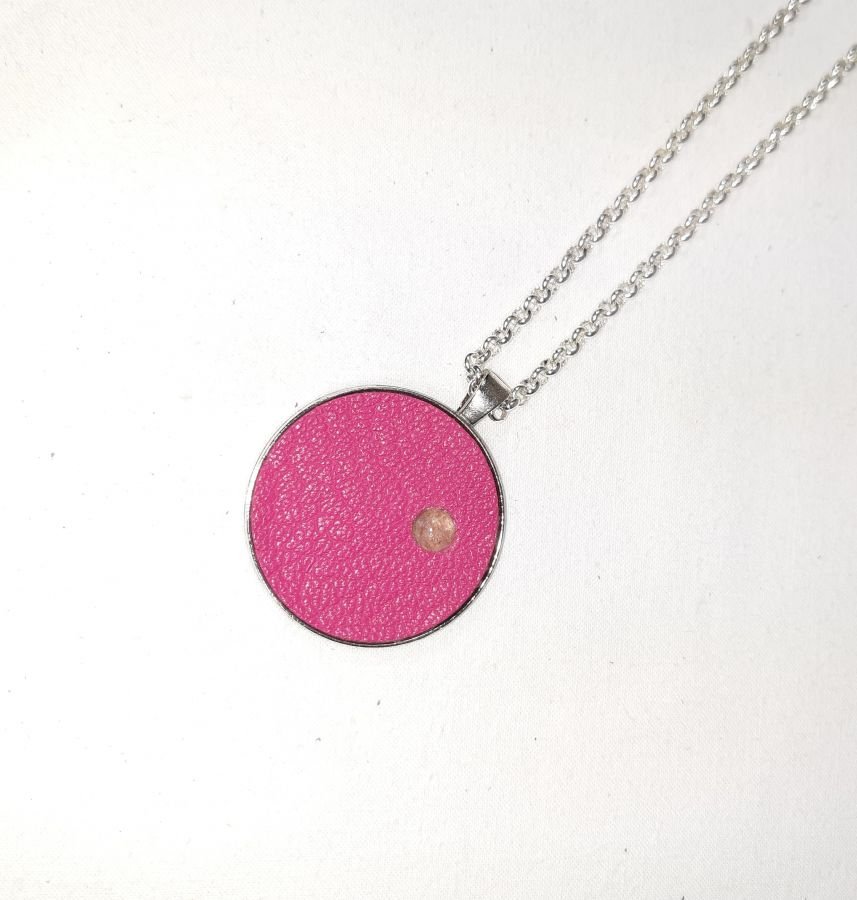 Messing en roze lederen hanger, natuursteen cabochon rozenkwarts.
