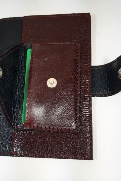 Pochette sant&eacute; cuir ch&egrave;vre imprim&eacute; coloris bordeaux.