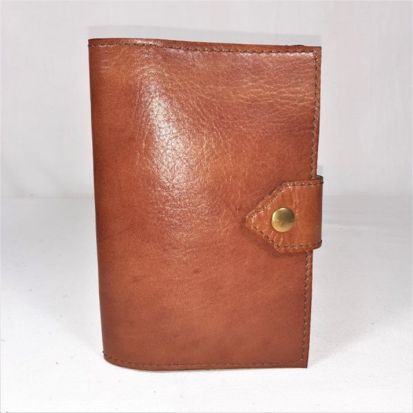 Pochette sant&eacute; en  cuir de vachette coloris havane.