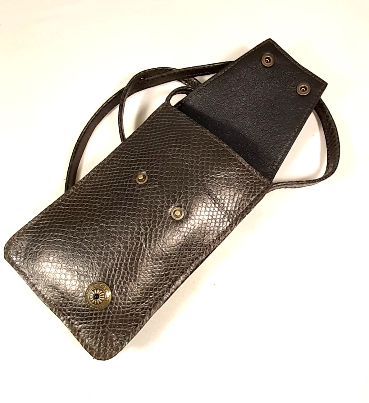 Pochette pour smarthone en cuir, longue bandoulière pour un porté travers.