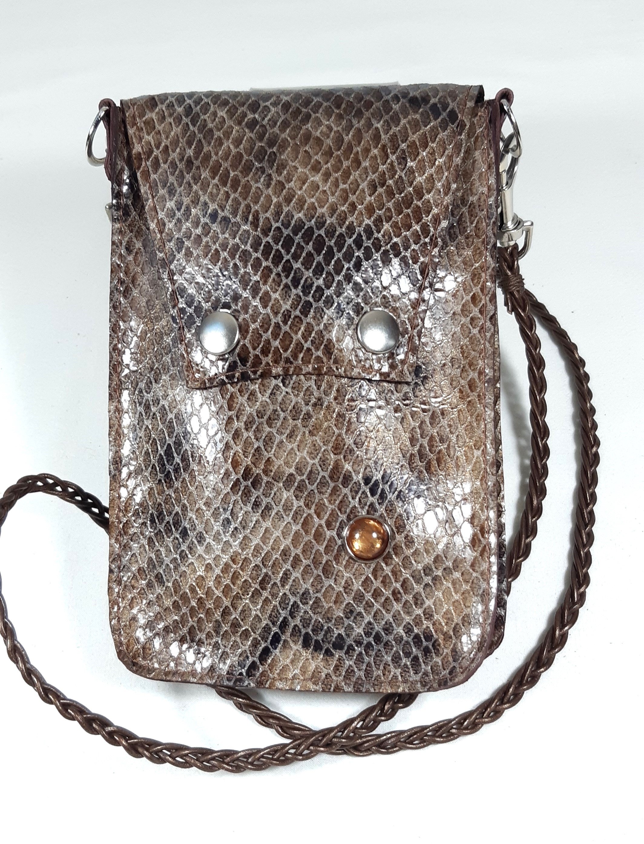 Pochette pour smarthone en cuir, longue bandoulière pour un porté travers.