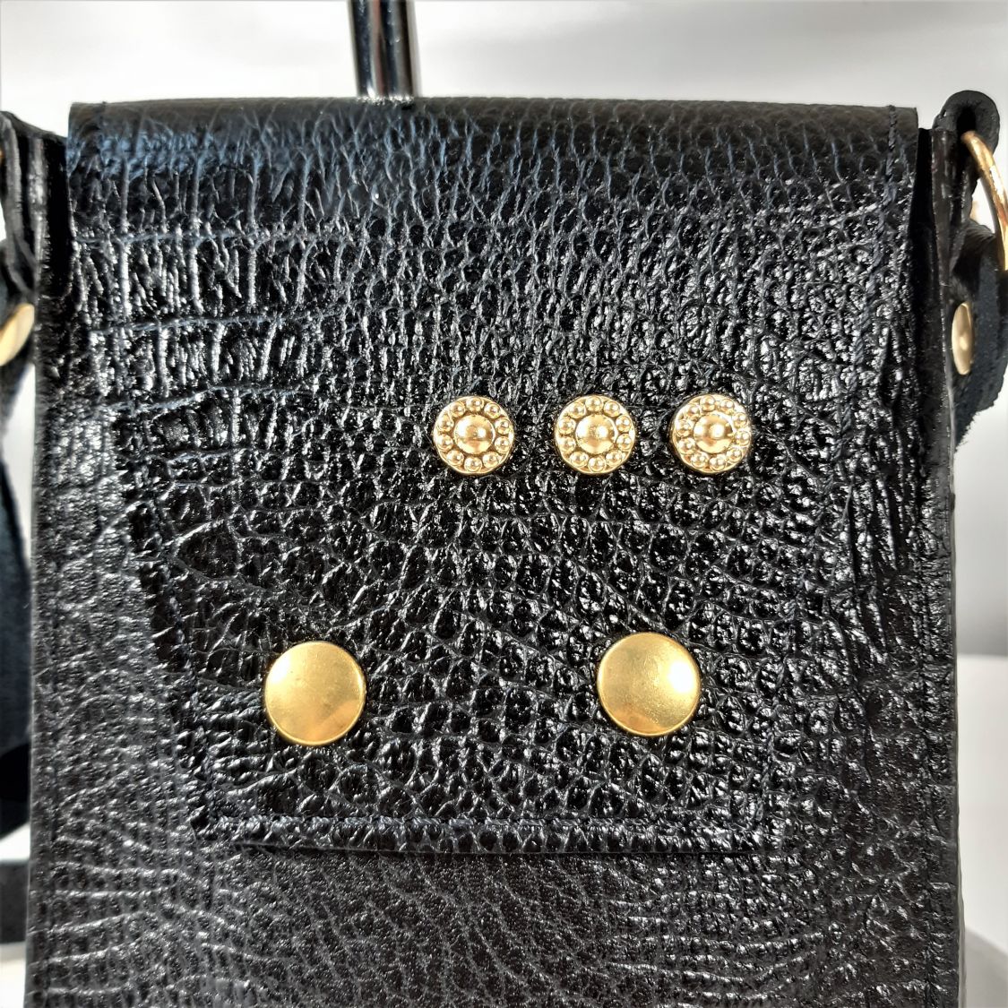 Smartphonehoesje van bedrukt rundleer, kleur zwart.