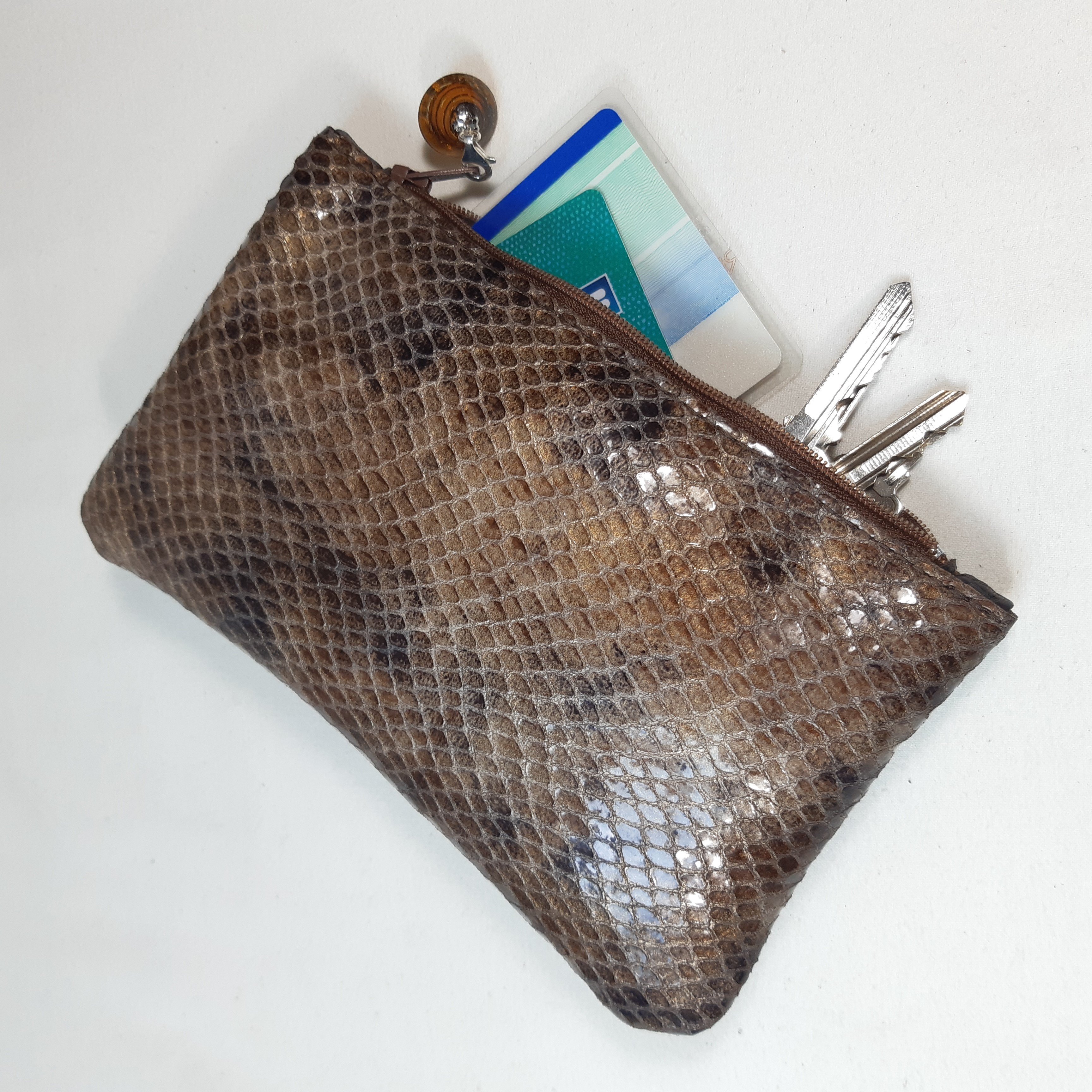 Pochette tendance pour retrouver facilement les petits objets du quotidien.