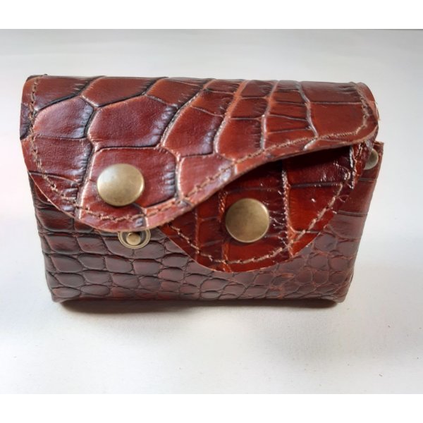 Porte-monnaie cro&ucirc;te de cuir fa&ccedil;on croco.