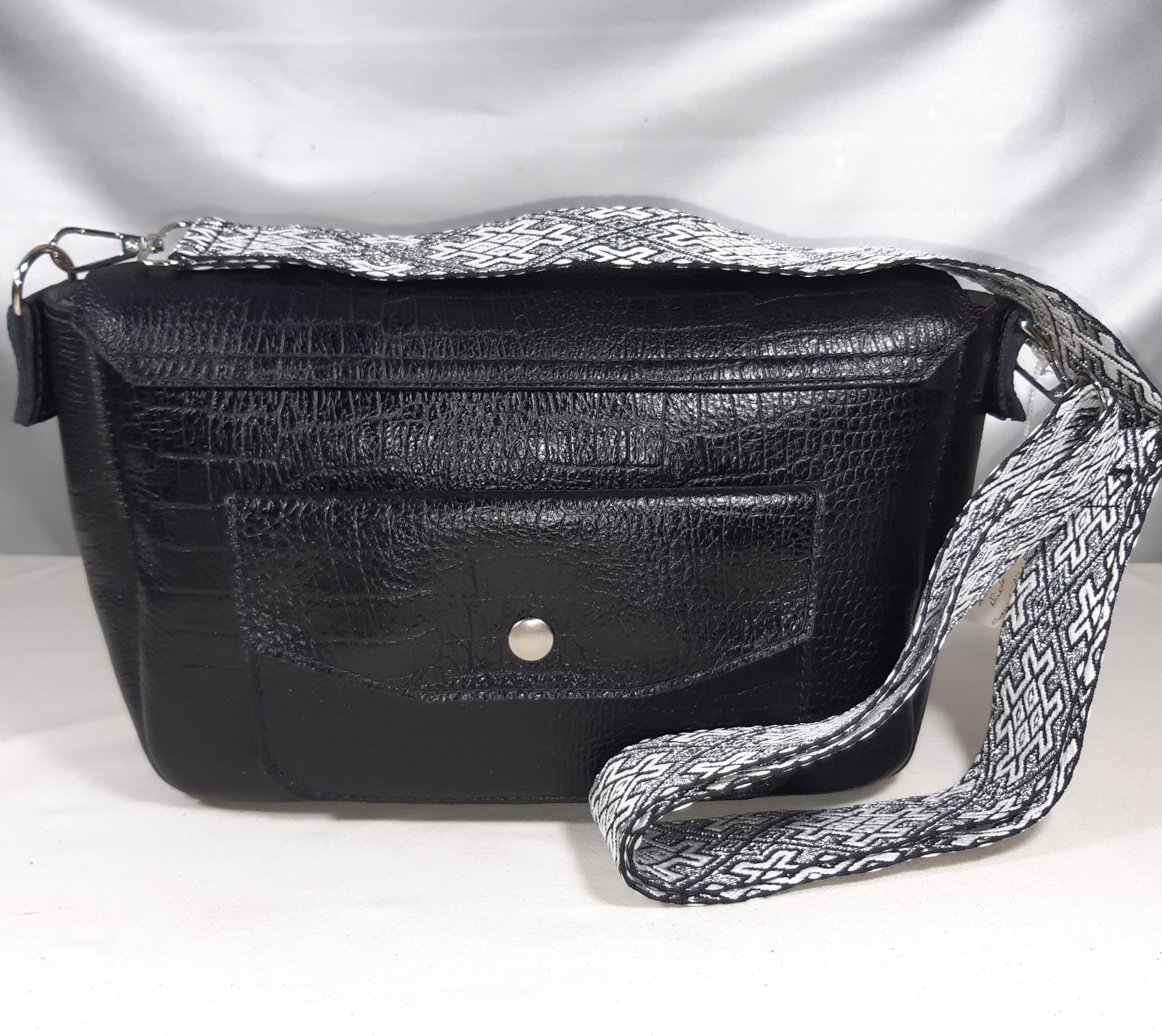 Sac baguette coloris noir fermoir aimant&eacute;.