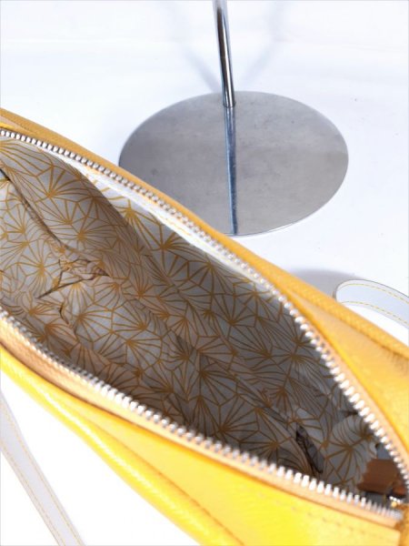 Volnerf ooileder tas met gele rits.