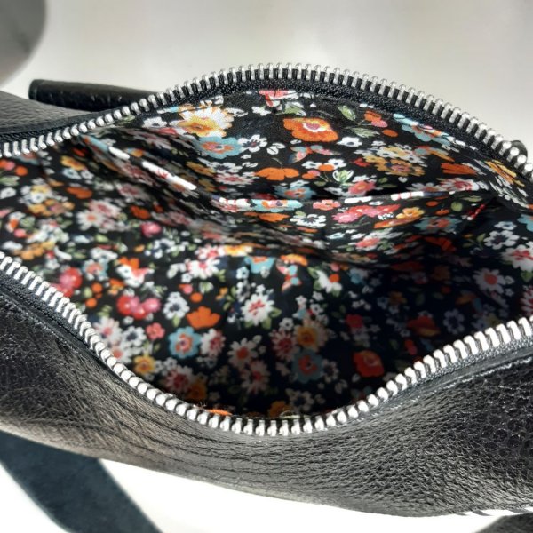 Sac demi lune zipp&eacute; cuir de vachette noir