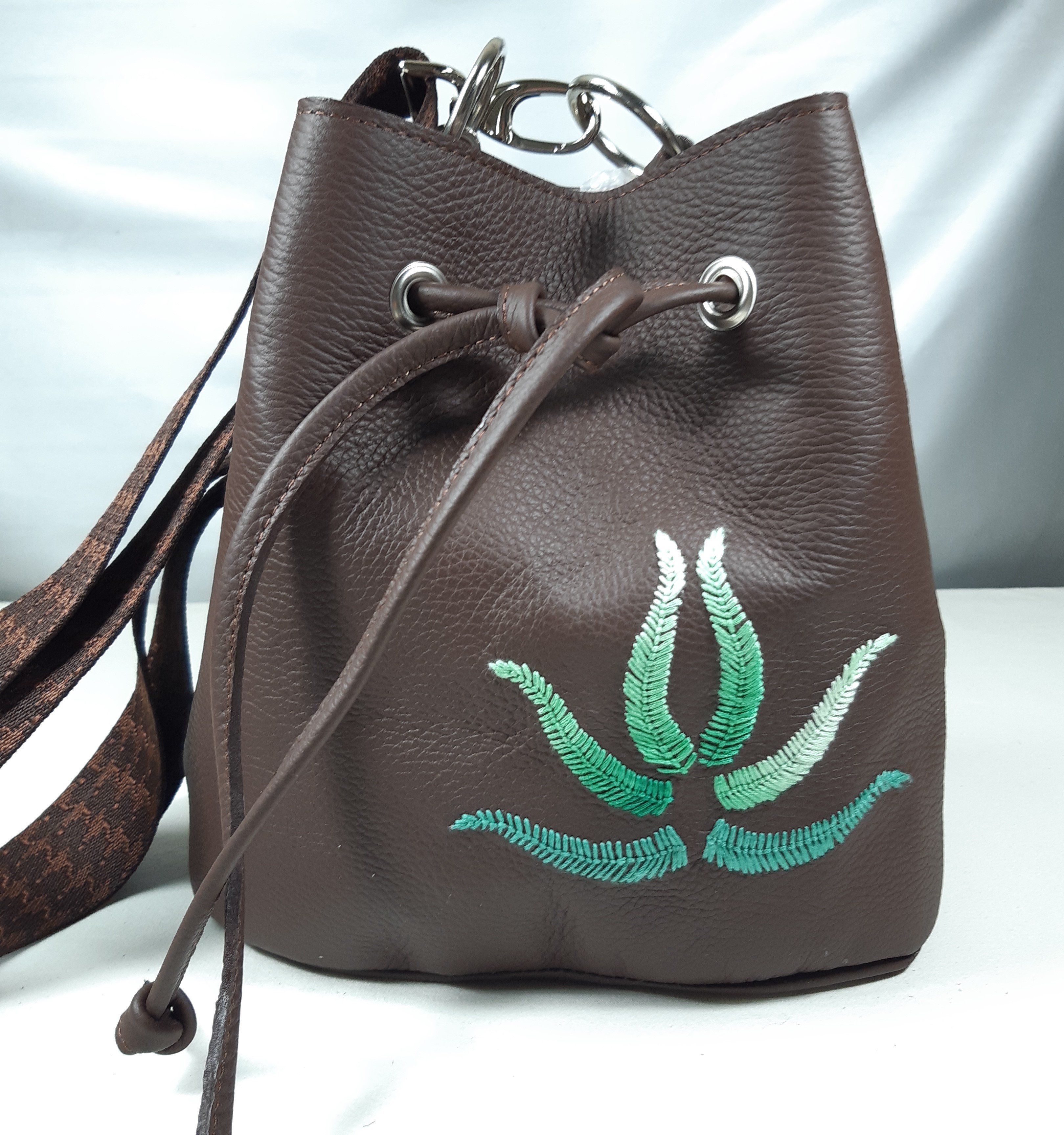 Sac seau cuir marron brod&eacute; main