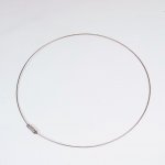 Pour cr&eacute;er des bijoux minimalistes, lot de colliers c&acirc;ble en m&eacute;tal et fermoir &agrave; visser.