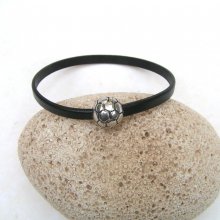 Runderleren armband zwart met magnetische sluiting voetbal.