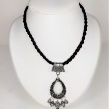 Valentijnsdag! Gevlochten leren ketting en antiek zilveren metalen hanger.