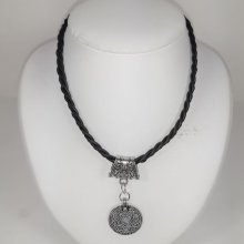 Gevlochten leren ketting en antiek zilveren metalen hanger